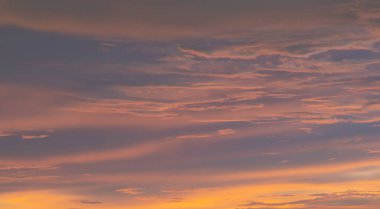 Bulutlu güzel gökyüzü arkaplanı, soyut doğa konsepti, gün batımı, soyut gökyüzü.