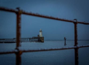 Kuzey Denizi 'ne uzanan eski ahşap iskeledeki Blyth sahilinde dondurucu, karlı bir sabah