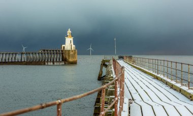 Kuzey Denizi 'ne uzanan eski ahşap iskeledeki Blyth sahilinde dondurucu, karlı bir sabah