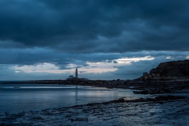 İngiltere 'nin Whitley Körfezi' ndeki St. Mary Deniz Feneri 'nde yağmurlu bir sabah