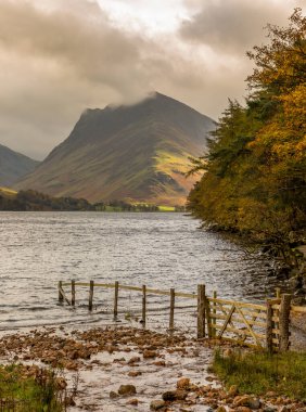 İngiltere 'nin Lake District bölgesindeki Buttermere Gölü' nün etrafında tipik bir sonbahar günü