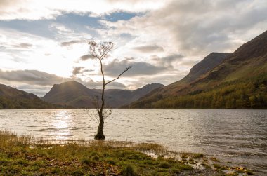 İngiltere 'nin Lake District bölgesindeki Buttermere Gölü' nün etrafında tipik bir sonbahar günü