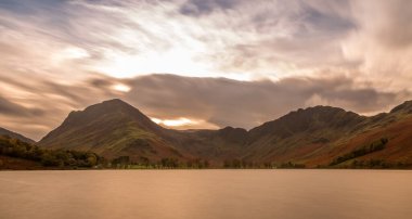 İngiltere 'nin Lake District bölgesindeki Buttermere Gölü' nün etrafında tipik bir sonbahar günü
