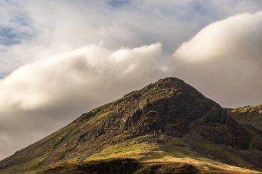 İngiltere 'nin Lake District bölgesindeki Buttermere Gölü' nün etrafında tipik bir sonbahar günü