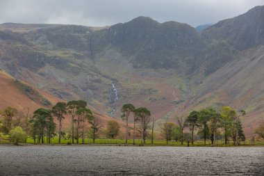 İngiltere 'nin Lake District bölgesindeki Buttermere Gölü' nün etrafında tipik bir sonbahar günü