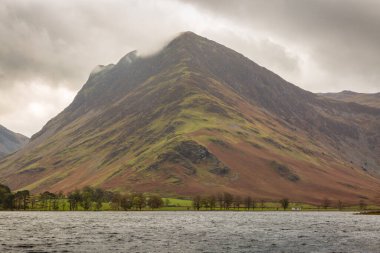 İngiltere 'nin Lake District bölgesindeki Buttermere Gölü' nün etrafında tipik bir sonbahar günü