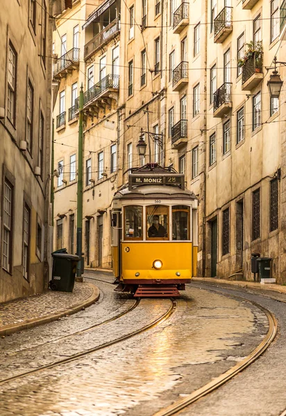 Lizbon, Portekiz sokaklarında dolaşan ünlü, yaşlı, sarı tramvaylar.
