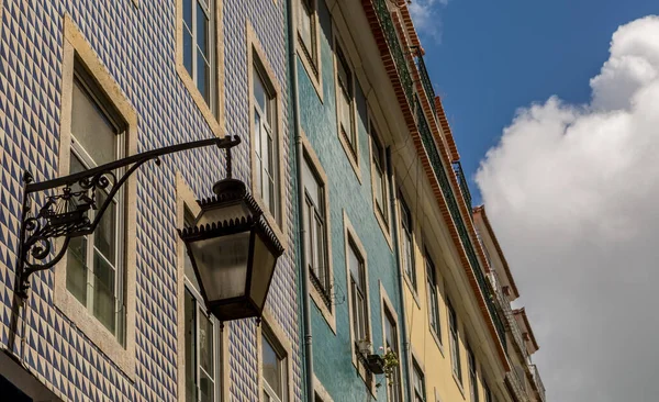 Staré Kovové Pouliční Lampy Namontované Barevných Dlaždicových Budovách Lisabonu Portugalsko — Stock fotografie