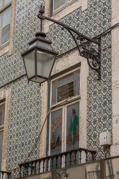 Staré Kovové Pouliční Lampy Namontované Barevných Dlaždicových Budovách Lisabonu Portugalsko — Stock fotografie
