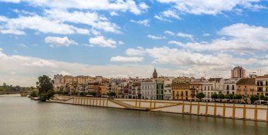 Alfonso Kanalı boyunca (Alfonso Kanalı XIII) Triana ilçesine ve Sevilla, İspanya 'daki ünlü renkli Calle Betis ilçesine (Betis Caddesi' ne tercüme edilir) doğru uzanır.