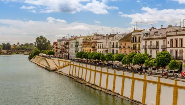 Alfonso Kanalı boyunca (Alfonso Kanalı XIII) Triana ilçesine ve Sevilla, İspanya 'daki ünlü renkli Calle Betis ilçesine (Betis Caddesi' ne tercüme edilir) doğru uzanır.