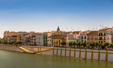 Alfonso Kanalı boyunca (Alfonso Kanalı XIII) Triana ilçesine ve Sevilla, İspanya 'daki ünlü renkli Calle Betis ilçesine (Betis Caddesi' ne tercüme edilir) doğru uzanır.
