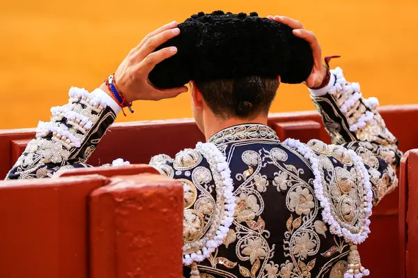 Bir boğa güreşi sırasında giyilen süslü 