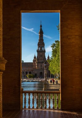 İspanya 'nın Sevilla kentindeki güzel Plaza de Espana' nın (İspanyol Meydanı 'na) kemer yollarından bakıyor..