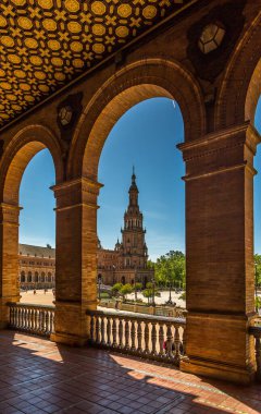 İspanya 'nın Sevilla kentindeki güzel Plaza de Espana' nın (İspanyol Meydanı 'na) kemer yollarından bakıyor..