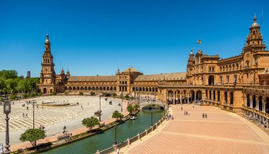 İspanya 'nın Sevilla kentindeki güzel Plaza de Espana meydanının manzarası