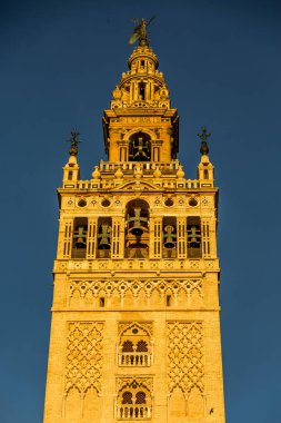 La Giralda (Türkçe: Giralda), İspanya 'nın Sevilla Katedrali' nin güzel çan kulesi.