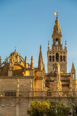 La Giralda (Türkçe: Giralda), İspanya 'nın Sevilla Katedrali' nin güzel çan kulesi.