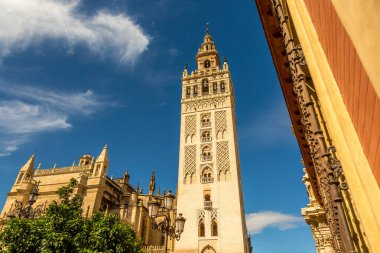 La Giralda (Türkçe: Giralda), İspanya 'nın Sevilla Katedrali' nin güzel çan kulesi.