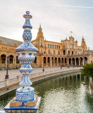 İspanya, Sevilla 'daki Plaza de Espaa' da bulunan güzel boyanmış mavi beyaz seramik.