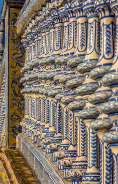 İspanya, Sevilla 'daki Plaza de Espaa' da bulunan güzel boyanmış mavi beyaz seramik.