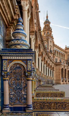 İspanya 'nın Seville, İspanya' daki Plaza de Espaa 'da bulunan tüm vilayetleri temsil eden seramik fayanslar ve banklar.. 