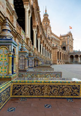 İspanya 'nın Seville, İspanya' daki Plaza de Espaa 'da bulunan tüm vilayetleri temsil eden seramik fayanslar ve banklar..
