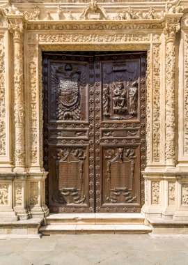 İspanya, Seville 'deki büyük, eski, çivili ahşap kapılar.