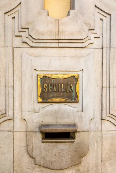 İspanya 'nın Sevilla kentindeki postanenin önünde 