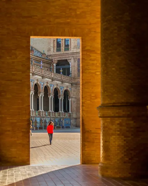 İspanya 'nın Sevilla kentindeki güzel Plaza de Espana' nın (İspanyol Meydanı 'na) kemer yollarından bakıyor..