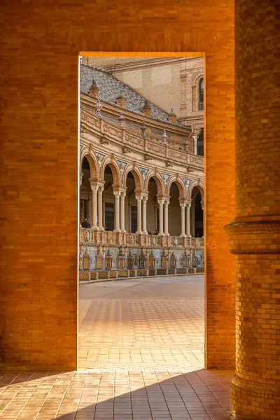İspanya 'nın Sevilla kentindeki güzel Plaza de Espana' nın (İspanyol Meydanı 'na) kemer yollarından bakıyor..