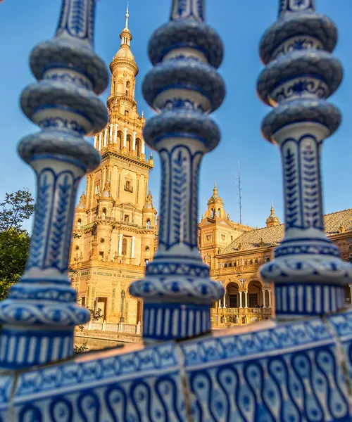 İspanya, Sevilla 'daki Plaza de Espaa' da bulunan güzel boyanmış mavi beyaz seramik.