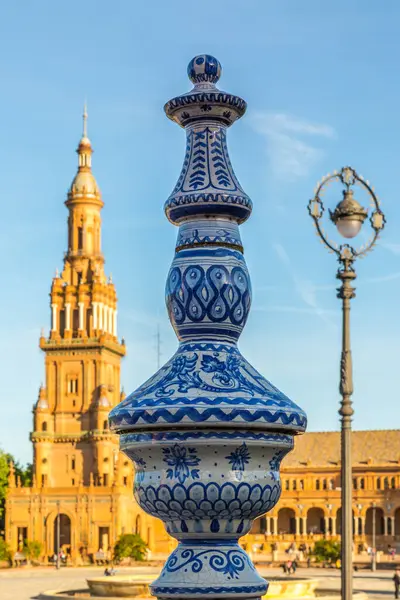 İspanya, Sevilla 'daki Plaza de Espaa' da bulunan güzel boyanmış mavi beyaz seramik.