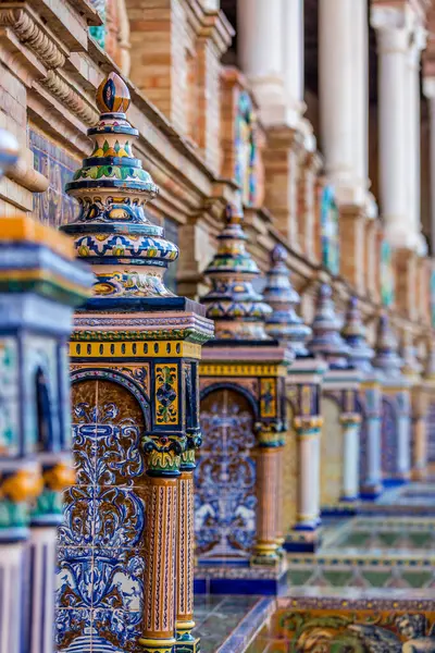 İspanya 'nın Seville, İspanya' daki Plaza de Espaa 'da bulunan tüm vilayetleri temsil eden seramik fayanslar ve banklar..