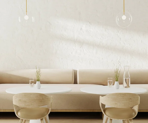 咖啡厅内长米黄色沙发 有咖啡桌和椅子 空荡荡的白色石墙 3D渲染 — 图库照片