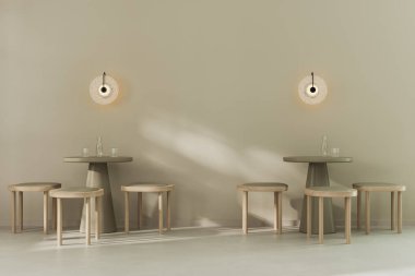 İçinde masalar ve sandalyeler olan modern bir kafeterya, içinde kimse yok.