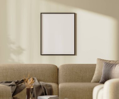 Boş poster çerçevesi, kahverengi kanepenin üzerinde güneş ışığı ve yastık ve dekor olan bir duvara asılıyor.