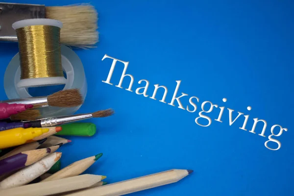 Überkopfschuss Von Schulmaterialien Mit Thanksgiving Text Pinsel Bleistifte Künstlerische Werkzeuge — Stockfoto
