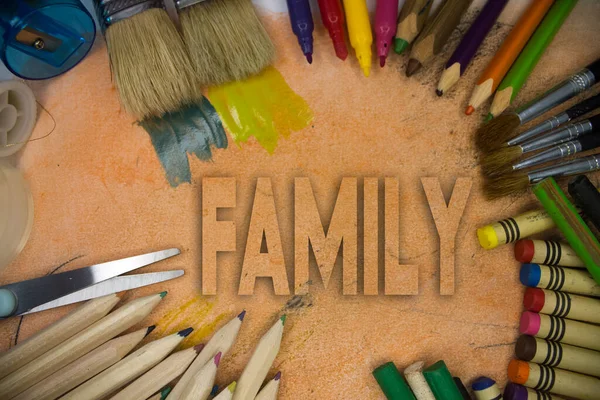 Aile Mesajlarıyla Okul Malzemelerinin Üstten Çekimi Fırçalar Kalemler Sanatsal Aletler — Stok fotoğraf