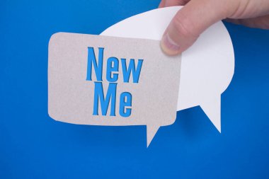 Renkli arkaplan önünde Yeni Ben metniyle konuşma kabarcığı.