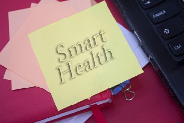 Akıllı Sağlık. Yapışkan kağıt üzerinde metin. Olay, kutlama anımsatıcı mesajı.