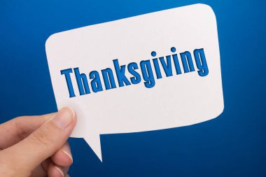 Renkli arkaplan önünde Şükran Günü metniyle konuşma balonu.