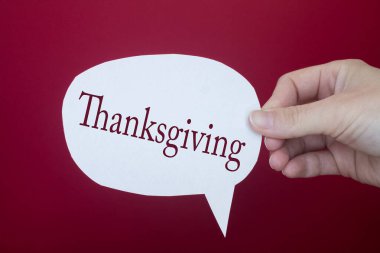 Renkli arkaplan önünde Şükran Günü metniyle konuşma balonu.