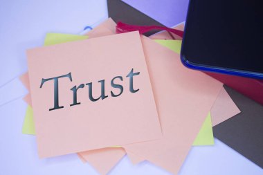 Güven. Yapışkan kağıt üzerinde metin. Olay, kutlama anımsatıcı mesajı.