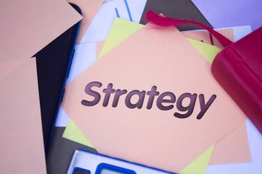 Strateji. Yapışkan kağıt üzerinde metin. Olay, kutlama anımsatıcı mesajı.