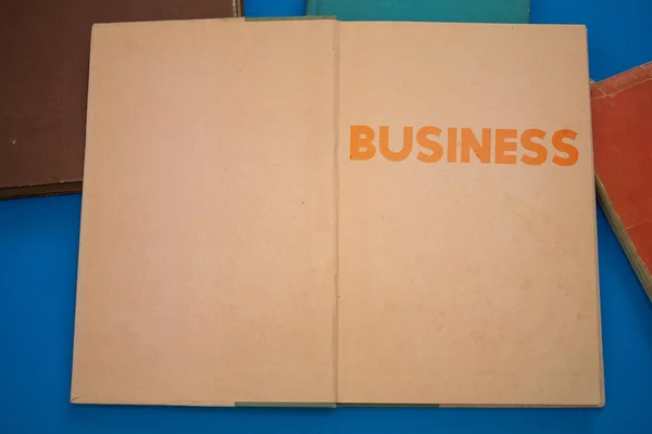Geschäftswort Aufgeschlagenem Buch Mit Alten Natürlichen Mustern — Stockfoto