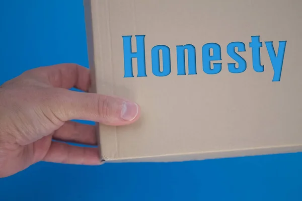 诚实的字与纸板箱 褐色折叠纸盒 — 图库照片