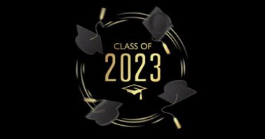 Mezuniyet siyah ve altın sınıf 2023 ve kapak animasyonu. Eğitim konsepti videosu. Mortarboard ile Eğitimsel Başarı. Lise ya da üniversite mezunu, tebrik etkinliği, parti, selamlama, davet.
