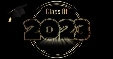 Mezuniyet siyah ve altın sınıf 2023 ve kapak animasyonu. Eğitim konsepti videosu. Mortarboard ile Eğitimsel Başarı. Lise ya da üniversite mezunu, tebrik etkinliği, parti, selamlama, davet.