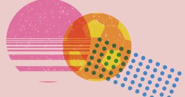 Geometrik şekilli risograph futbol topu animasyon. Moda riso grafik tasarım videosunda nesne taşınıyor.